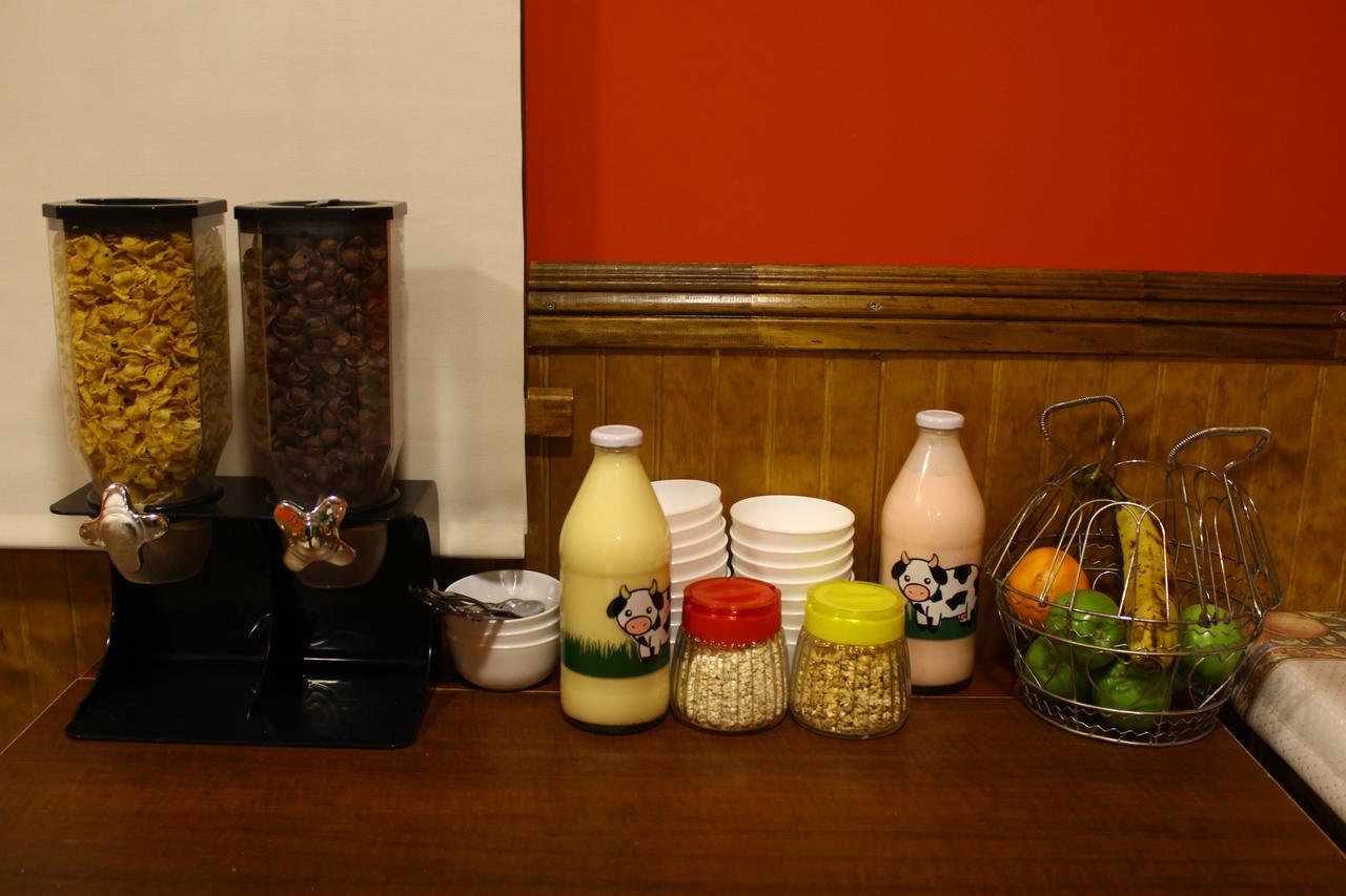 Hostal America En ปวยร์โตนาตาเลส ภายนอก รูปภาพ